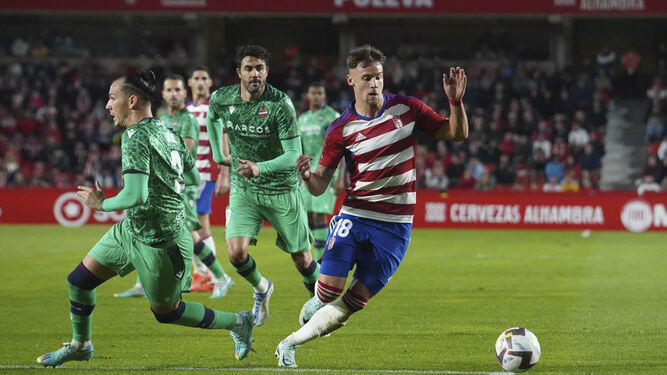 Ataque del Granada en el partido de la primera vuelta ante el Levante