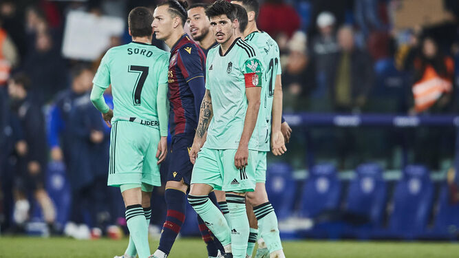 Desolación de los jugadores del Granada CF al final del partido ante el Levante