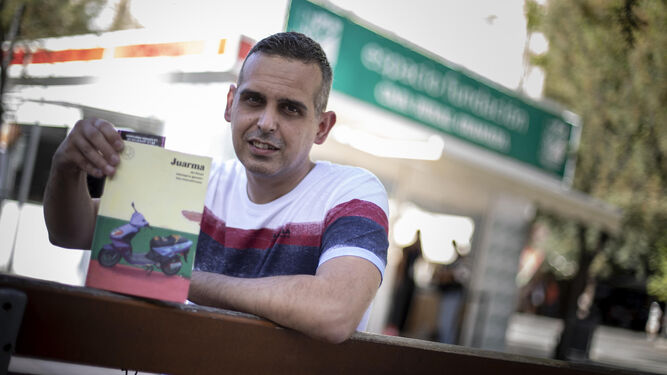 Juarma posa con su anterior novela en la Feria del libro de Granada
