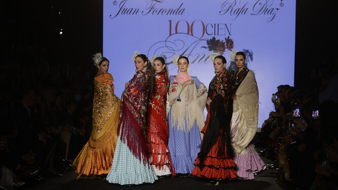 Los mantones de Foronda envuelven diseños de Rafa Díaz en We Love Flamenco 2023.