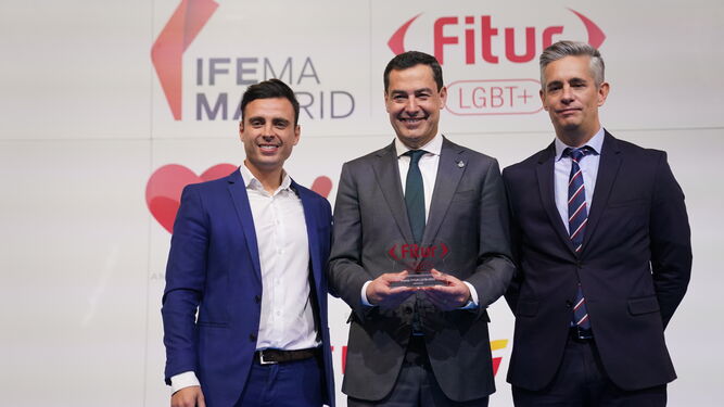 Juanma Moreno recibe el Premio FITUR LGTB+.