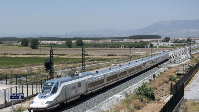 Imagen de archivo de un tren AVE circulando por la línea de Granada