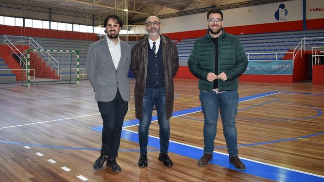 Borja Ortega junto a Salustiano Ureña y Juan José Martínez en el pabellón municipal de Deportes de Albolote.