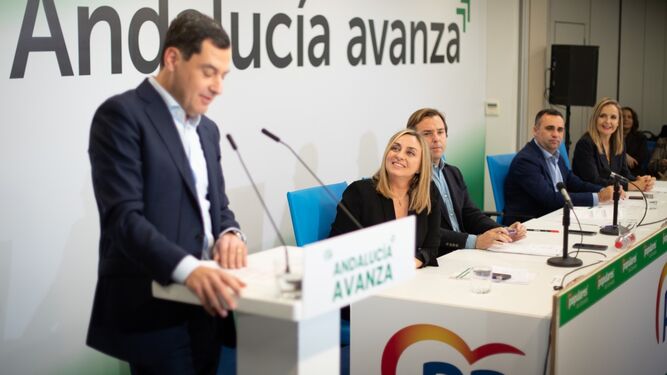 Carazo observa a Juanma Moreno durante la Junta de Granada