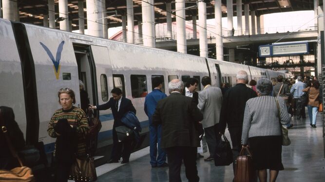 Viajeros del AVE en la estación ferroviaria de Atocha.