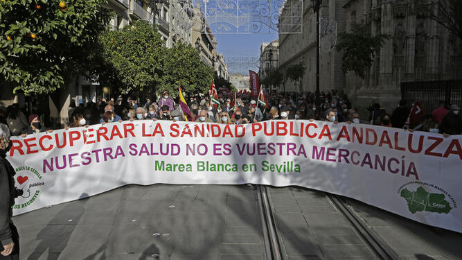 Una de las muchas manifestaciones en defensa de la sanidad pública por las calles de Sevilla.