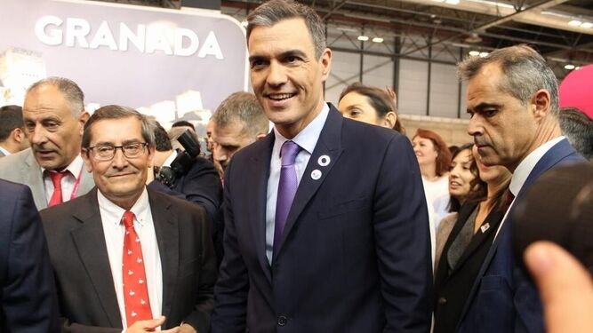 El presidente del Gobierno, Pedro Sánchez, y el presidente de la Diputación de Granada, José Entrena, en Fitur 2023