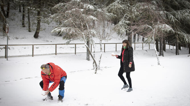 Dos personas disfrutan de la nieve en Pradollano