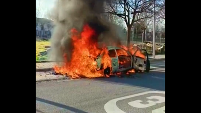 Los bomberos de Granada apagan el incendio ocasionado en un coche robado