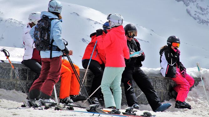 Un grupo de personas consulta la distribución de las pistas y descansa antes de retomar su jornada de esquí