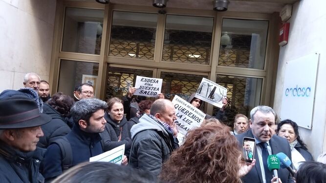 Imagen de la protesta de los vecinos de Iznalloz en las puertas de la sede de Endesa en Granada