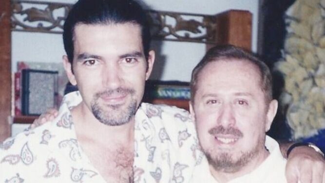 Pepe Ruiz, a la derecha, con Antonio Banderas tras el rodaje de una película con Pedro Almodóvar a mediados de los años 80