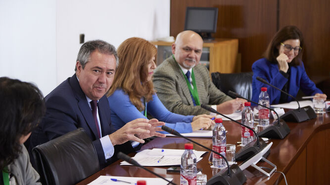 Juan Espadas en la constitución del comité de expertos sobre la administración local.