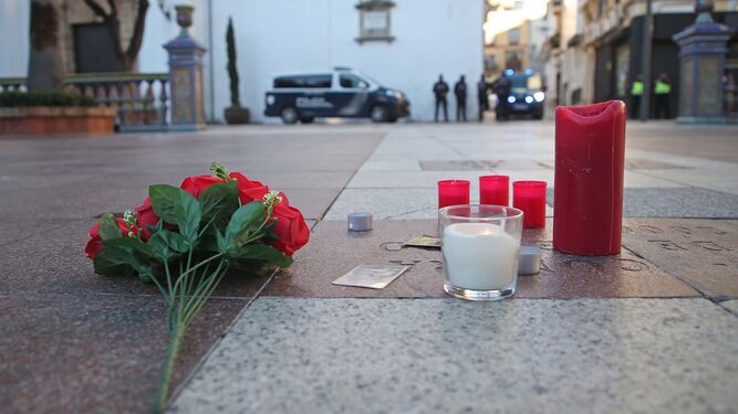 Un ramo de flores y velas recuerdan al sacristán asesinado en la plaza Alta de Algeciras.