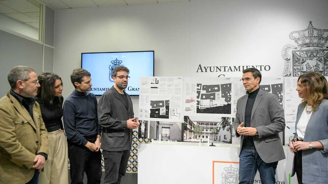 El arquitecto Antonio Valverde explica ante las autoridades y los periodistas el proyecto de renovacion de la Casa Ágreda