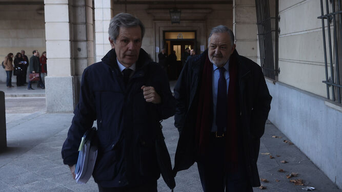 Eduardo Herrera (a la derecha) y su abogado, Adolfo Cuéllar, en la Audiencia de Sevilla.