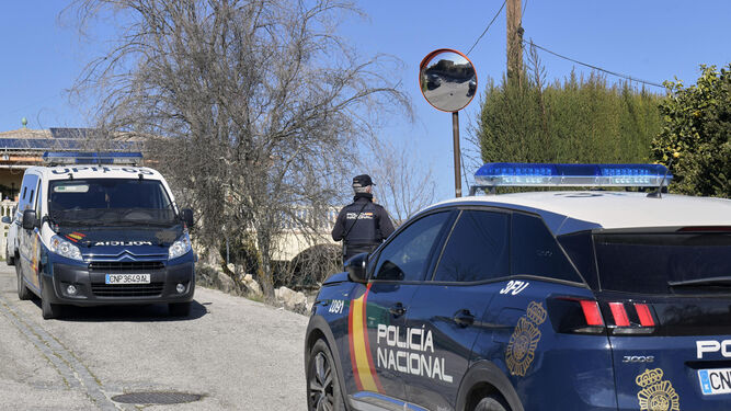 Agentes de la Policía Nacional en la zona donde se localizó el cuerpo del bebé, en El Fargue.