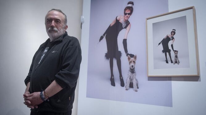 Pablo Sycet ante un retrato de Carlos Berlanga (de Jesús Ugalde) con el músico caracterizado como Audrey Hepburn.