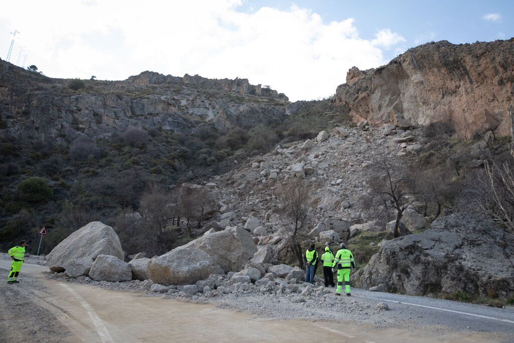 Fotos: as&iacute; est&aacute; la zona del desprendimiento de rocas de la carretera de Sierra Nevada