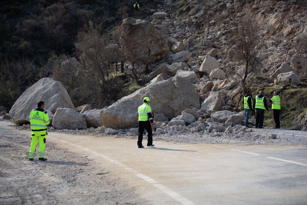 Fotos: as&iacute; est&aacute; la zona del desprendimiento de rocas de la carretera de Sierra Nevada