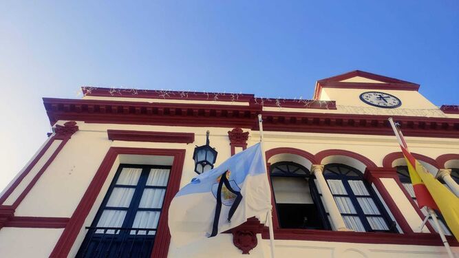 La bandera de Lebrija ondeará hasta el jueves a media asta en el Ayuntamiento del municipio.