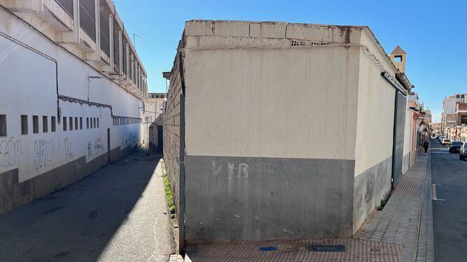 Advierten de la caída de cascotes del Estadio de Fútbol Escribano Castilla de Motril a varias calles colindantes
