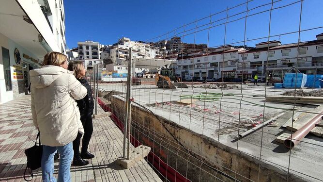 El PSOE denuncia "el parche" en el que se está convirtiendo las obras de la Plaza Nueva de La Herradura