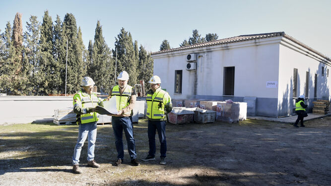 Imagen de la visita a las obras del interior del nuevo Centro Operativo Territorial del Infoca en Granada