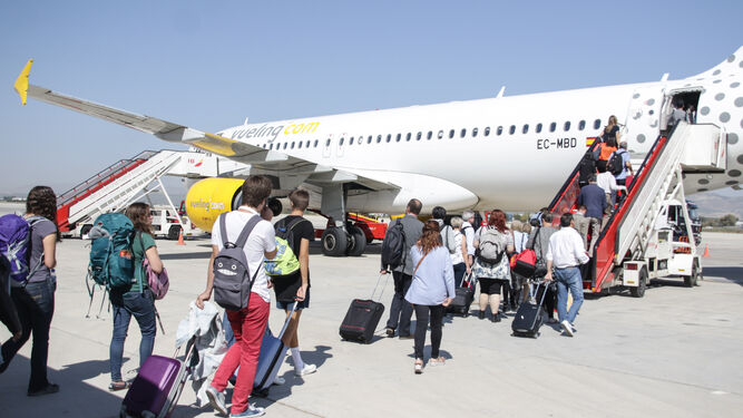 Imagen de archivo de viajeros subiendo a un avión en el Aeropuerto de Granada