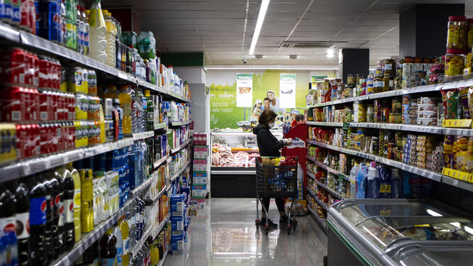 Los supermercados Covirán ayudan a los mayores a realizar la compra
