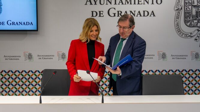 Eva Martín y Luis González, en la rueda de prensa donde han denunciado la opacidad del equipo de Gobierno del PSOE.