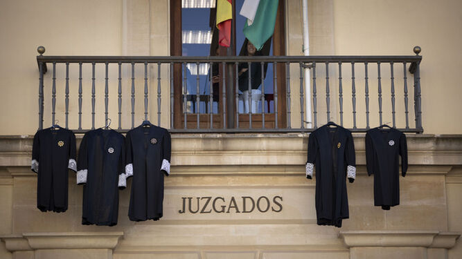 Los letrados de la Administración de Justicia cuelgan las togas