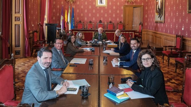 Imagen de la Mesa del Parlamento de Andalucía reunida en Loja este jueves