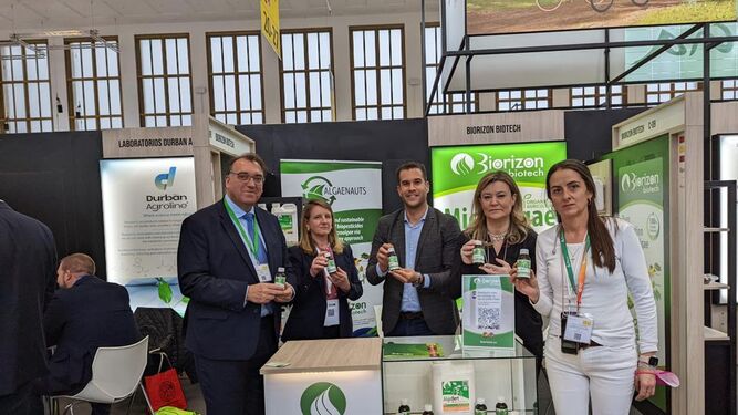 Representantes de la Junta de Andalucía en la visita al stand de Biorizon en Fruit Logistica 2022