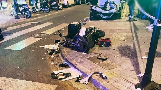 Imagen del estado en el que quedó la motocicleta del repartidor tras el accidente