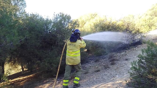 Los bomberos de Granada extinguen un incendio presuntamente intencionado en el cerro San Miguel
