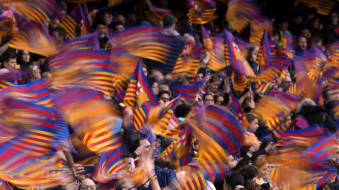 Banderas de la afición del Barcelona uniendo los colores de la 'senyera' y los azulgrana.