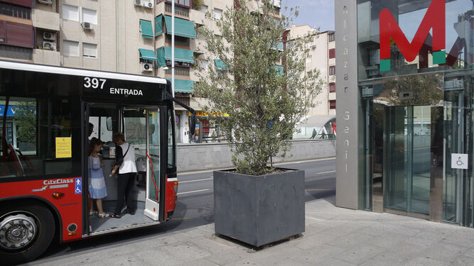 Un autobús recoge pasajeros a las puertas de una estación del Metro de Granada