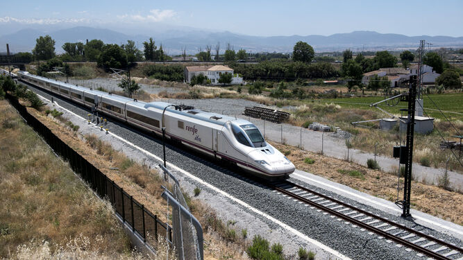 Imagen de archivo de un tren de alta velocidad circulando por la vía de Granada