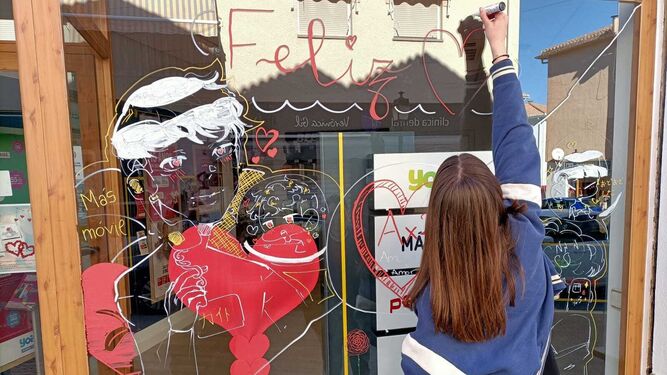 Jóvenes de La Zubia decoran los escaparates de comercios de la localidad