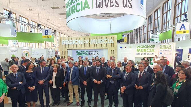 Presidente y consejero de la Región de Murcia, con los profesionales del sector agroalimentario.