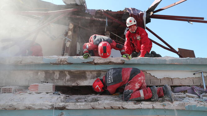 Un equipo de bomberos trabajando en los escombros para tratar de localizar supervivientes en Turquía