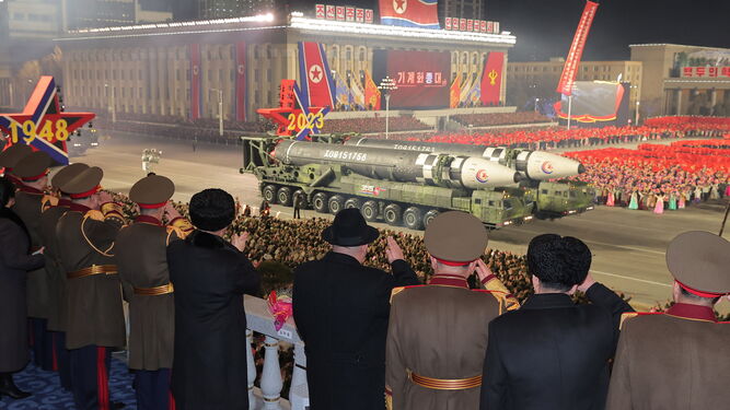 Desfile militar en Pyongyang por el 75º aniversario del Ejército.