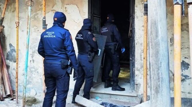 Agentes de la Policía Local de Granada desalojan una casa okupada