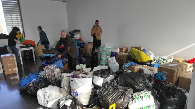 Voluntarios turcos reciben y clasifican la ropa donada por los ciudadanos de Granada