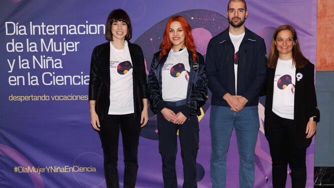 La ministra de Ciencia e Innovación, Diana Morant; los astronautas españoles de la ESA, Sara García y Pablo Álvarez, y la alcaldesa de Getafe, Sara Hernández, en el acto de Getafe.