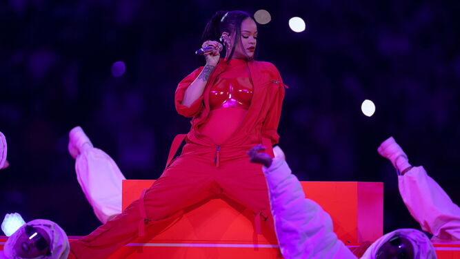 Las imágenes de la actuación de Rihanna en la Super Bowl 2023