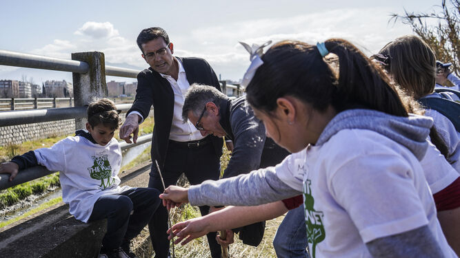 El alcalde de Granada, Paco Cuenca, habla con los niños encargados de plantar los árboles en la ribera del río Monachil