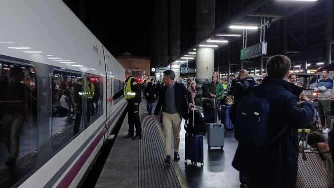 700 personas se quedan tiradas en Atocha por un fallo en el AVE con Granada