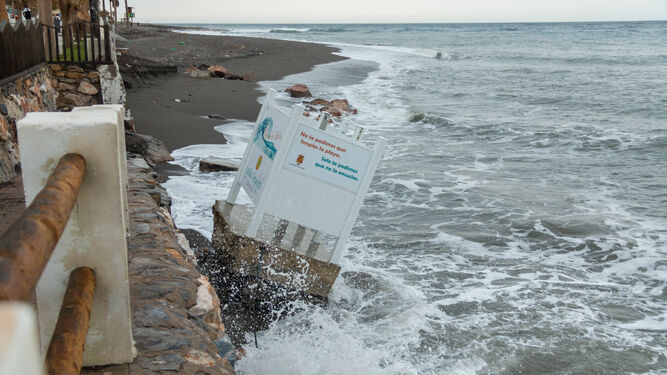 El fuerte temporal destroza varias playas de la Costa  y deja en el aire estructuras en La Rábita